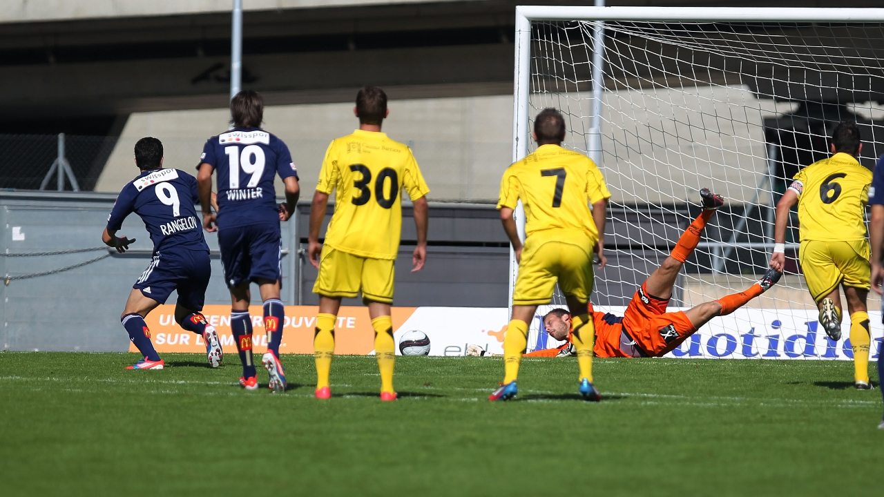 Delémont-Goalie Beat Weber hält den Elfmeter von Dimitar Rangelov (FC Luzern) 